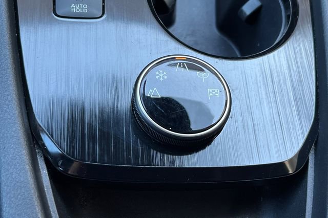 Used 2024 Nissan Rogue S image 39