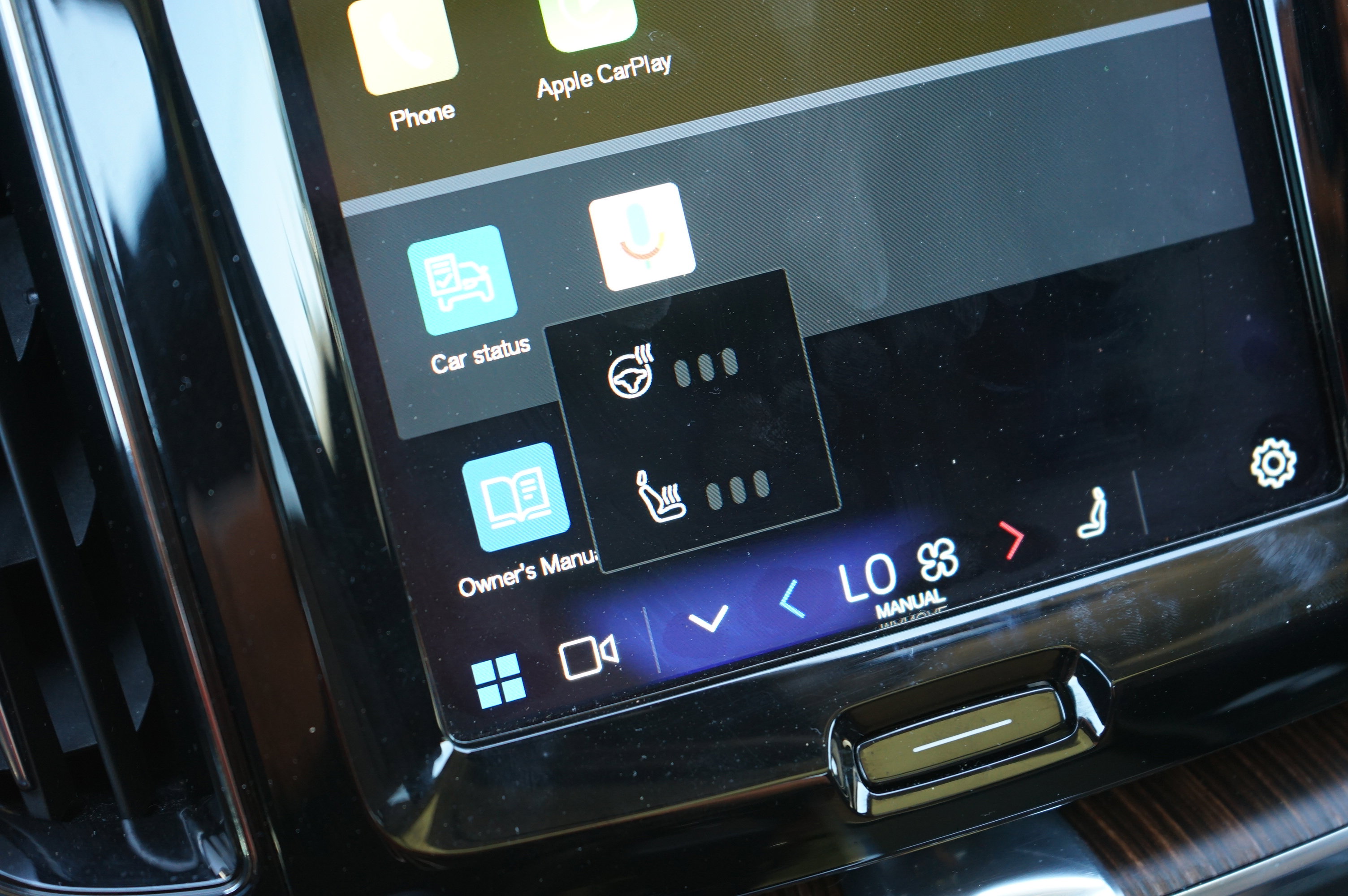 Used 2022 Volvo XC60 B5 Momentum image 32