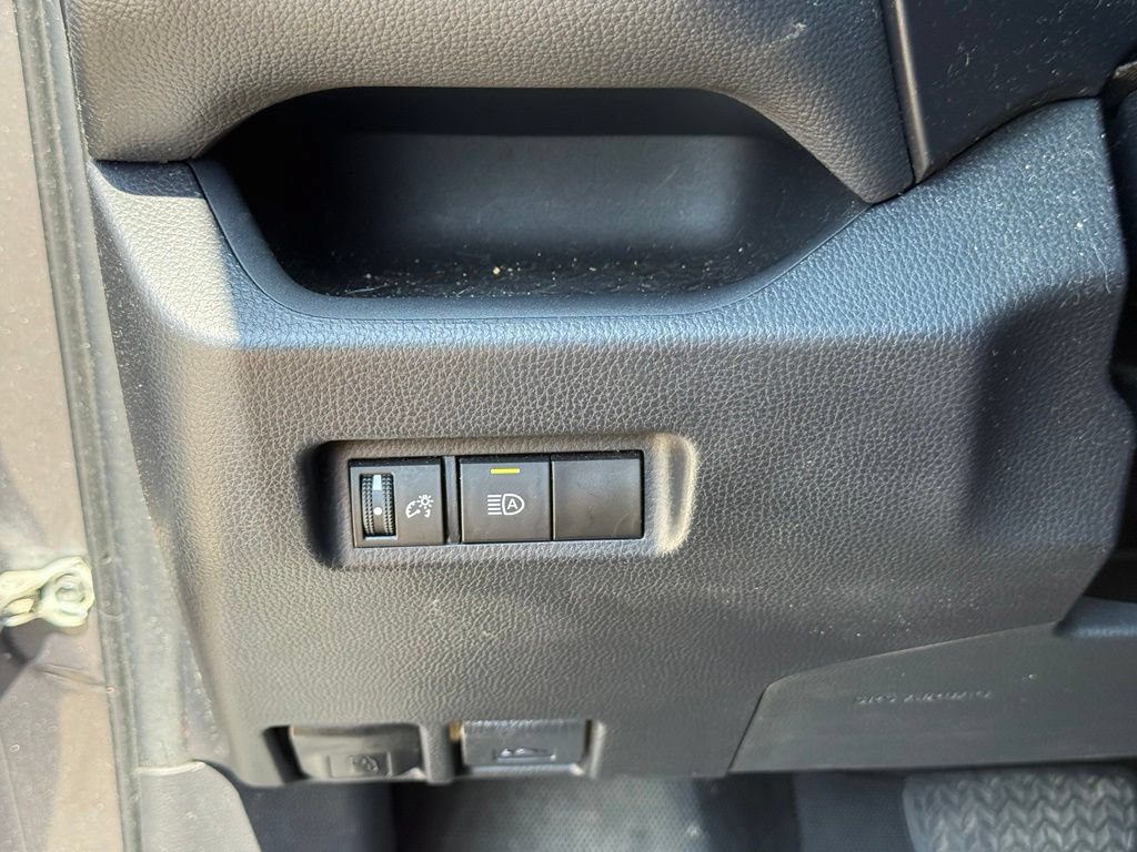 Used 2022 Toyota RAV4 XLE AWD/4WD image 18