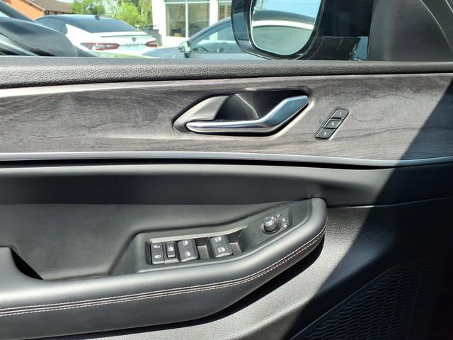 Used 2025 Jeep Grand Cherokee L Limited w/ Luxury Tech Group II image 16