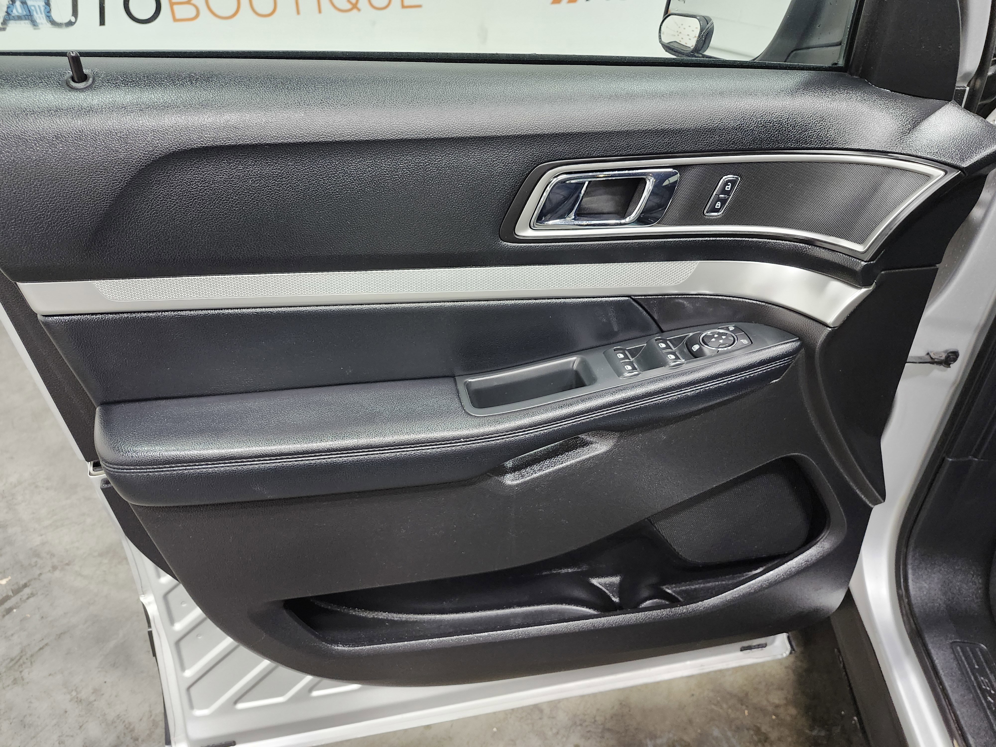 Used 2017 Ford Explorer XLT AWD/4WD image 26