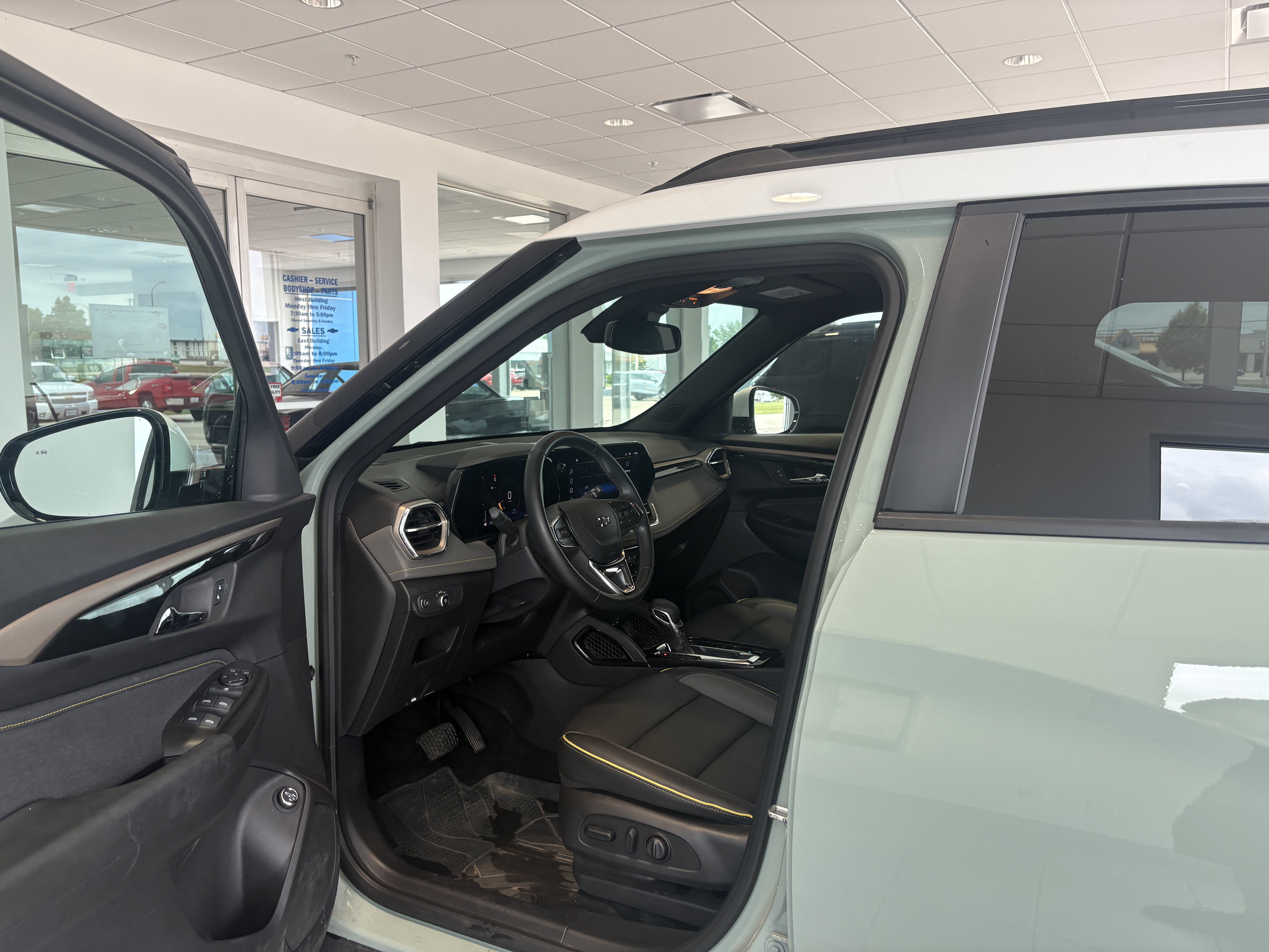 Used 2025 Chevrolet TrailBlazer ACTIV w/ Convenience Package AWD/4WD image 2
