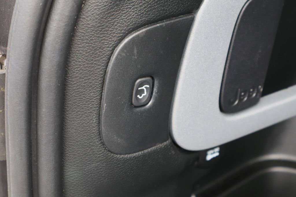 Used 2018 Jeep Cherokee Trailhawk w/ Quick Order Package 27L image 25