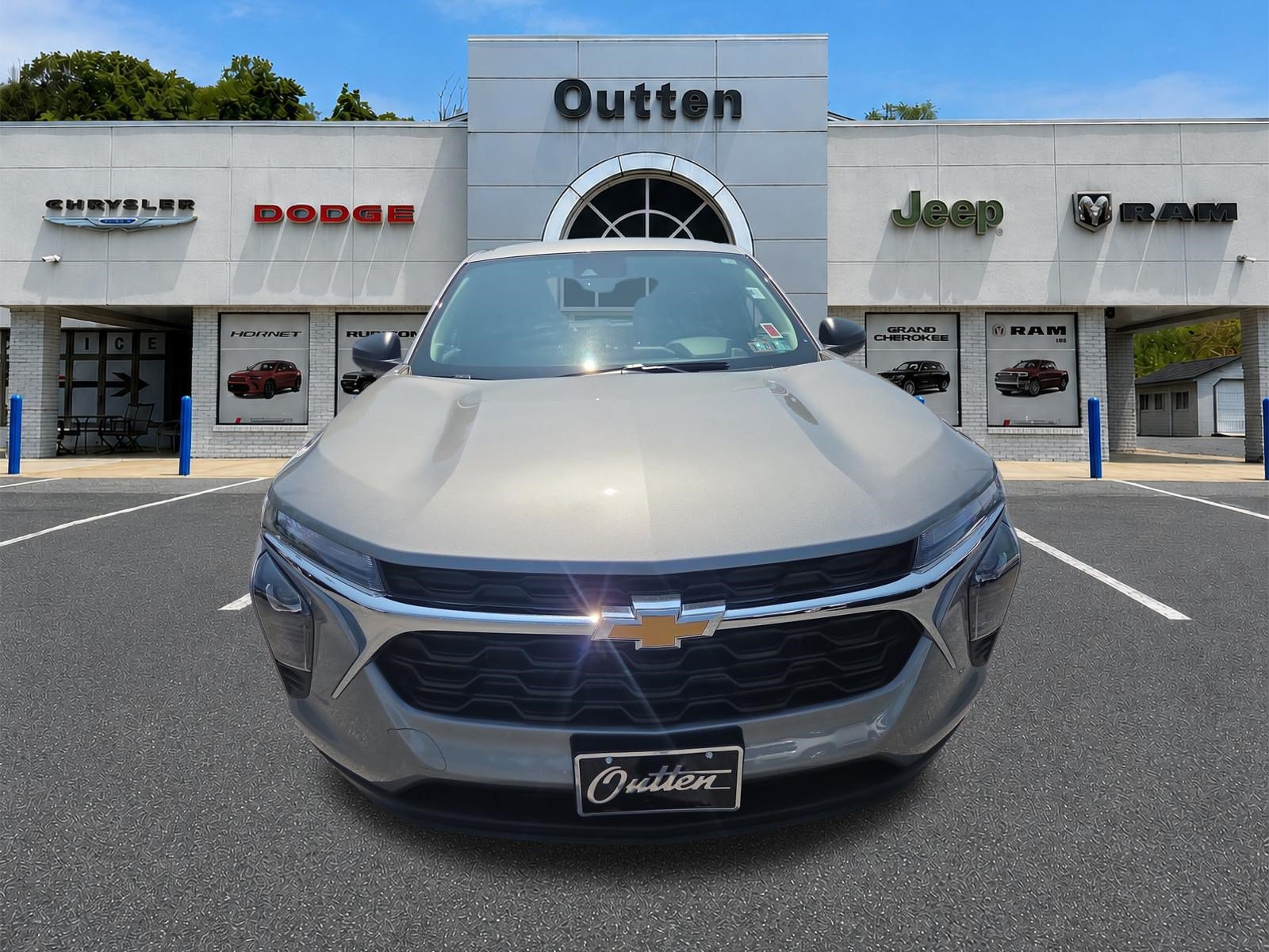 Used 2025 Chevrolet Trax LS FWD image 9