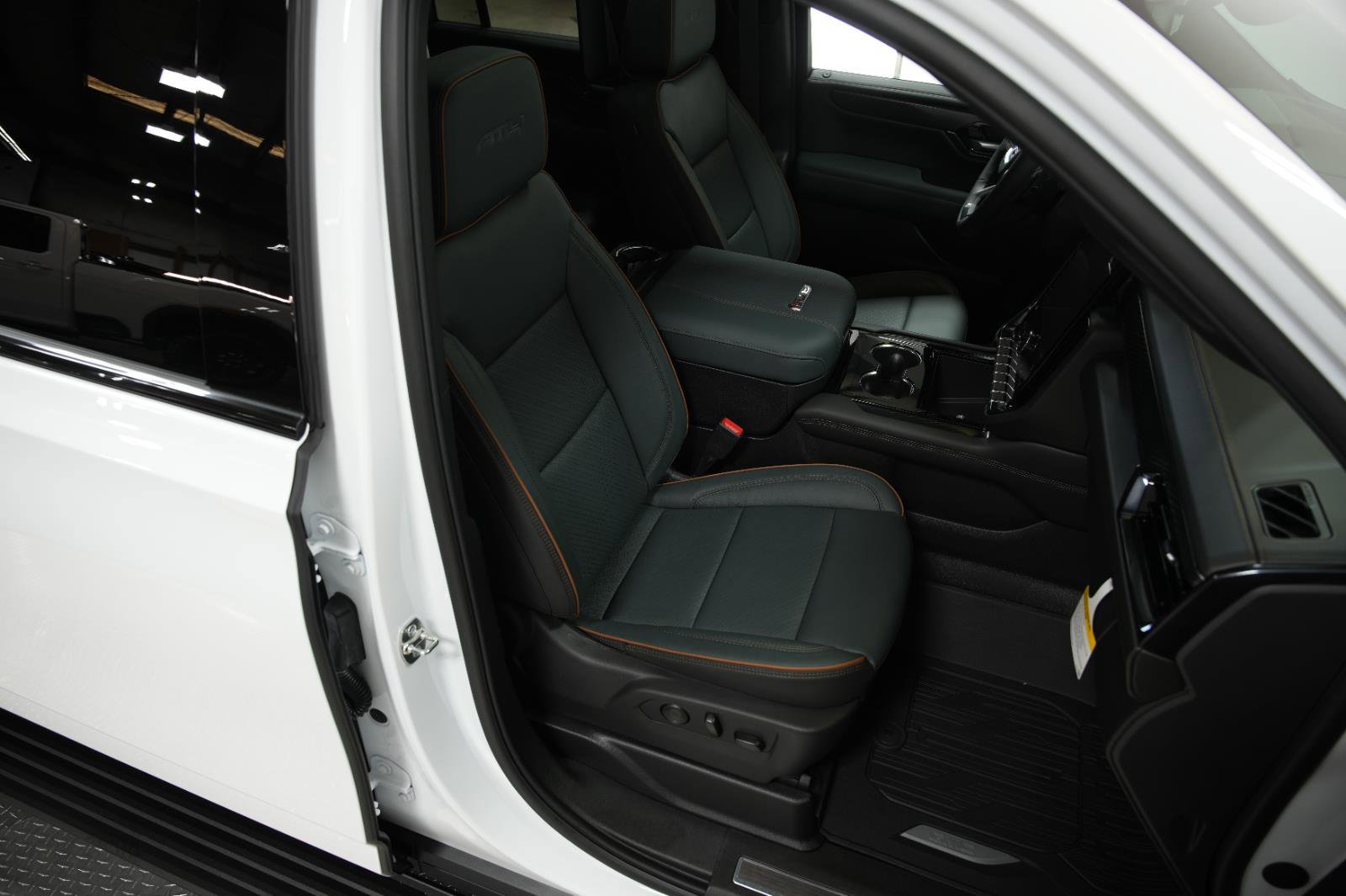 New 2026 GMC Yukon XL AT4 w/ AT4 Premium Plus Package AWD/4WD image 21