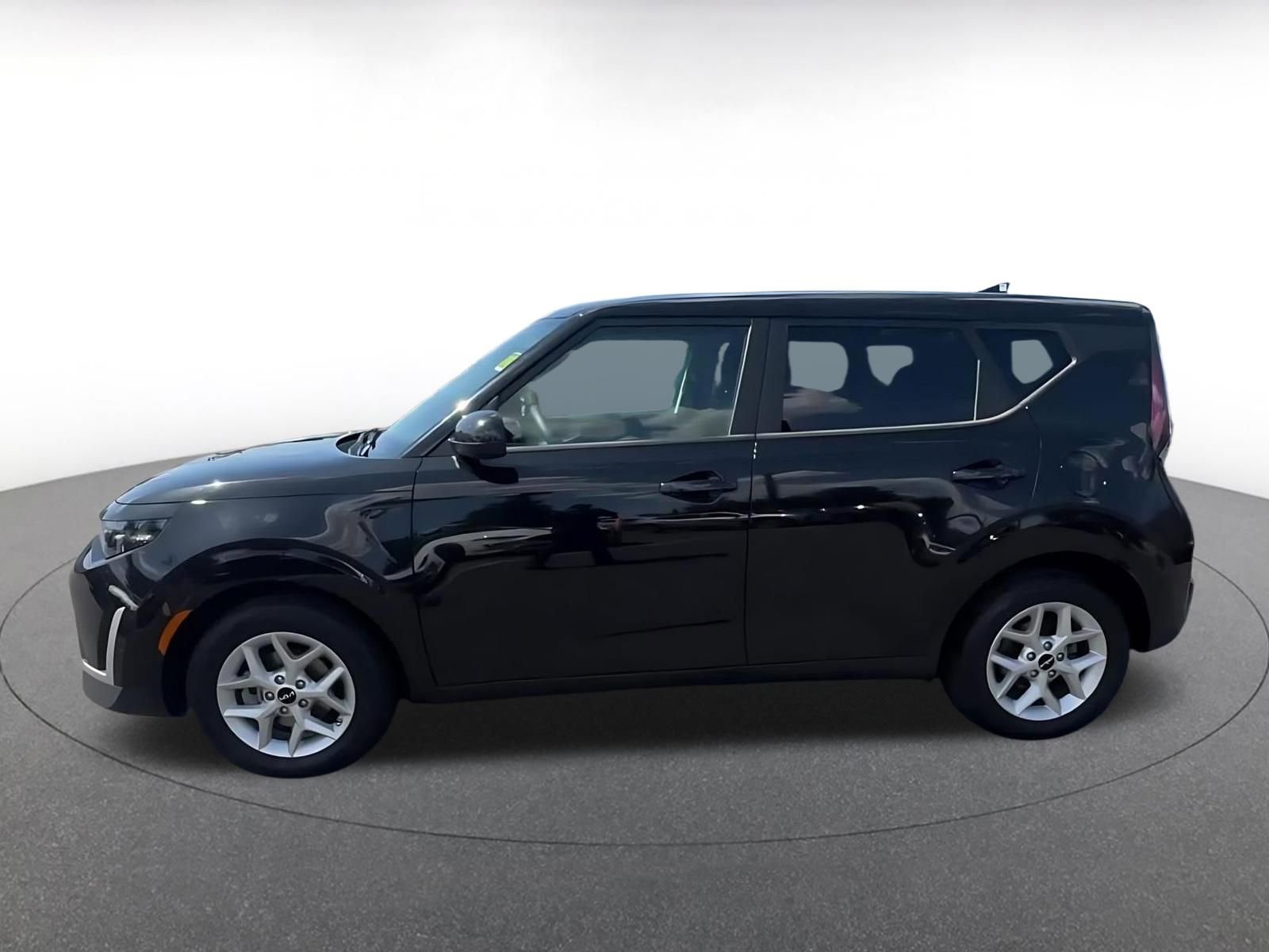 Used 2025 Kia Soul LX w/ LX Technology Package FWD image 9