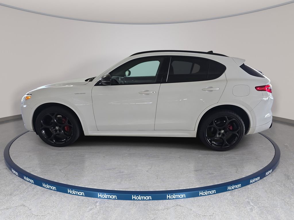 Used 2022 Alfa Romeo Stelvio Veloce AWD/4WD image 3