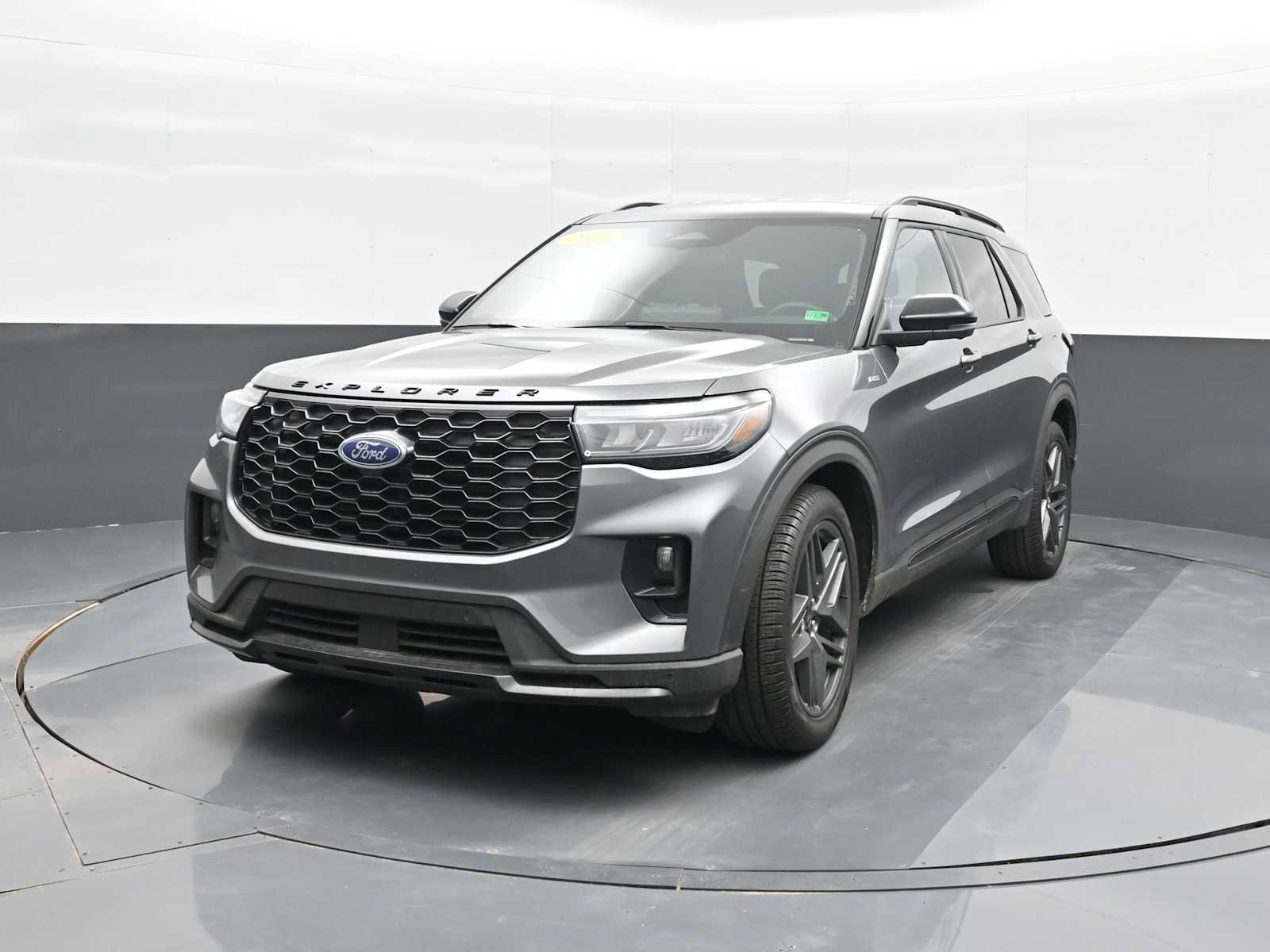 Used 2025 Ford Explorer ST-Line w/ ST-Line Street Pack image 4