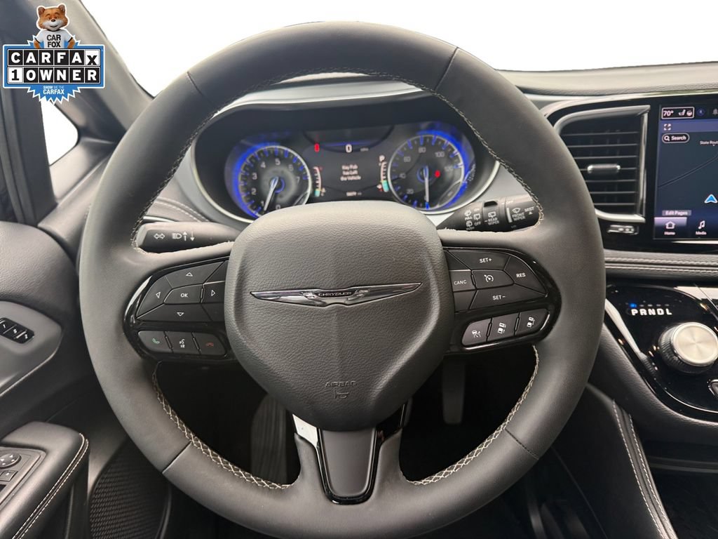 Certified 2025 Chrysler Pacifica Limited FWD image 12