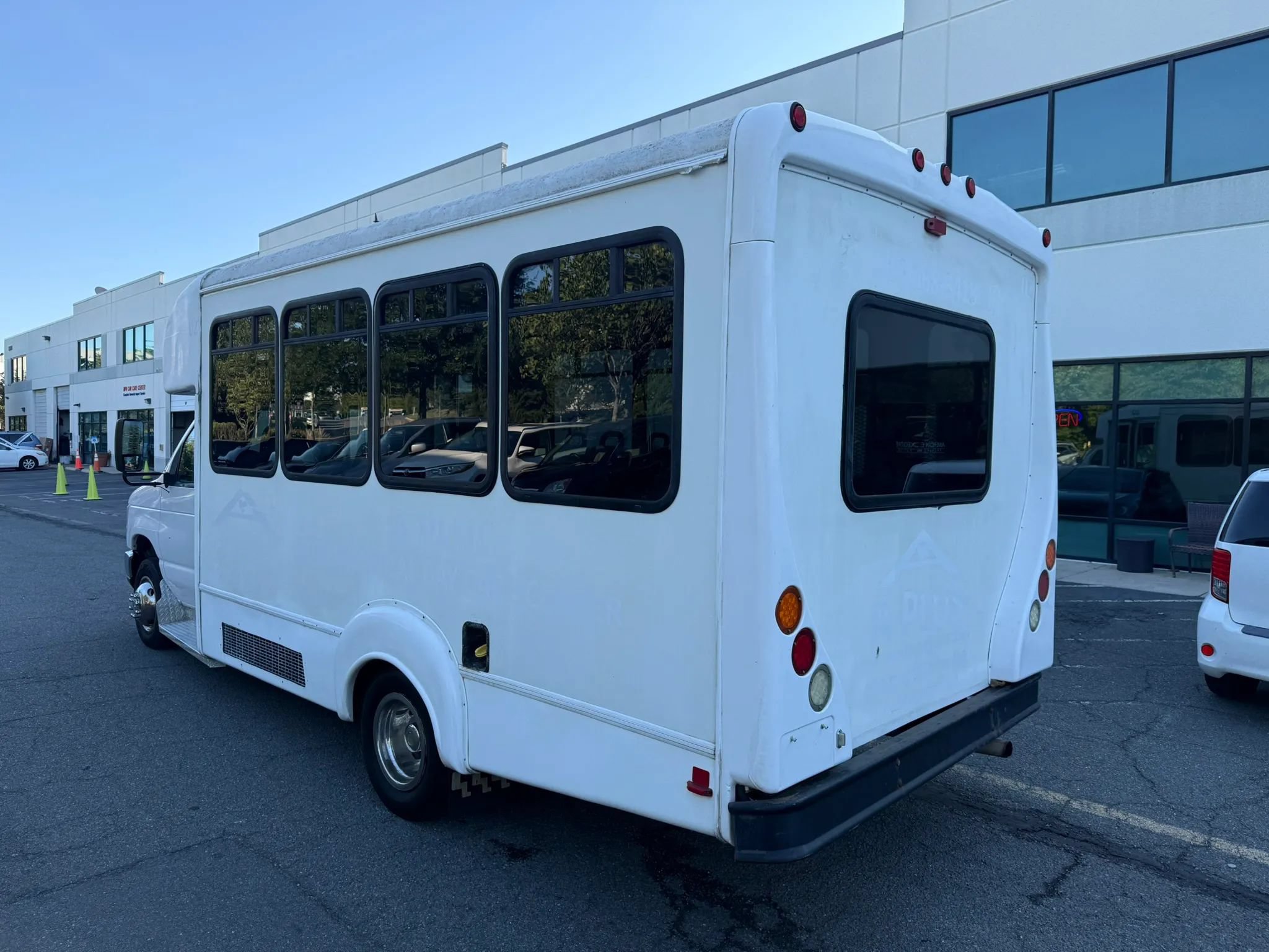 Used 2013 Ford E-350 and Econoline 350 Super Duty w/ Shuttle Bus Prep Pkg RWD image 9