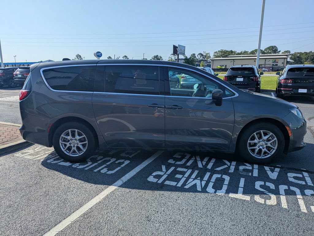 Used 2023 Chrysler Voyager LX FWD image 4