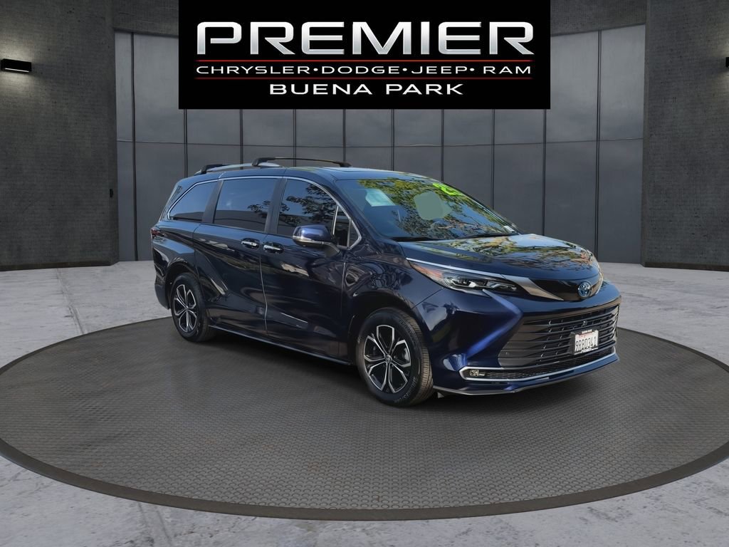 Used 2025 Toyota Sienna Platinum image 2