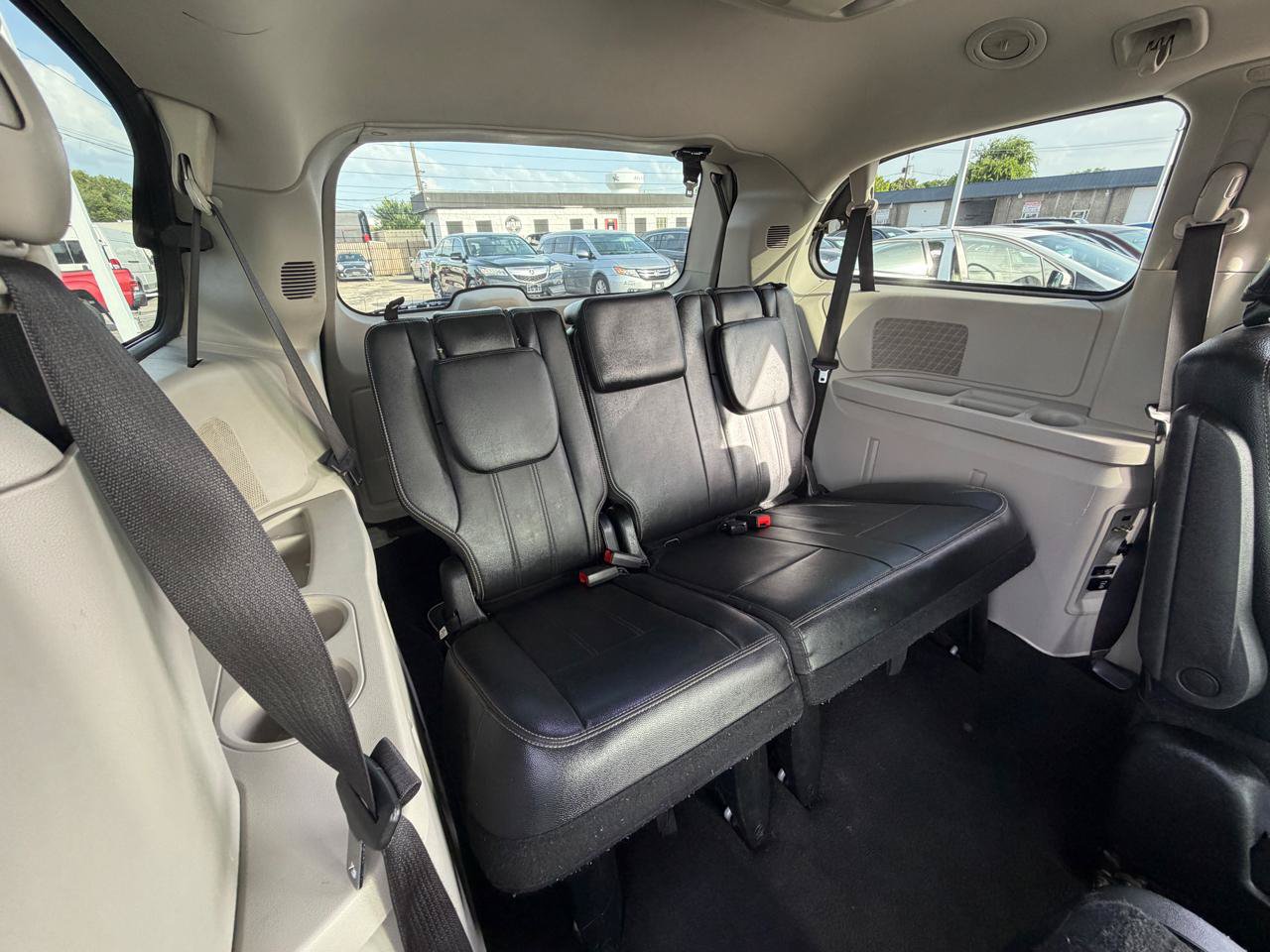 Used 2015 Chrysler Town & Country Touring FWD image 15