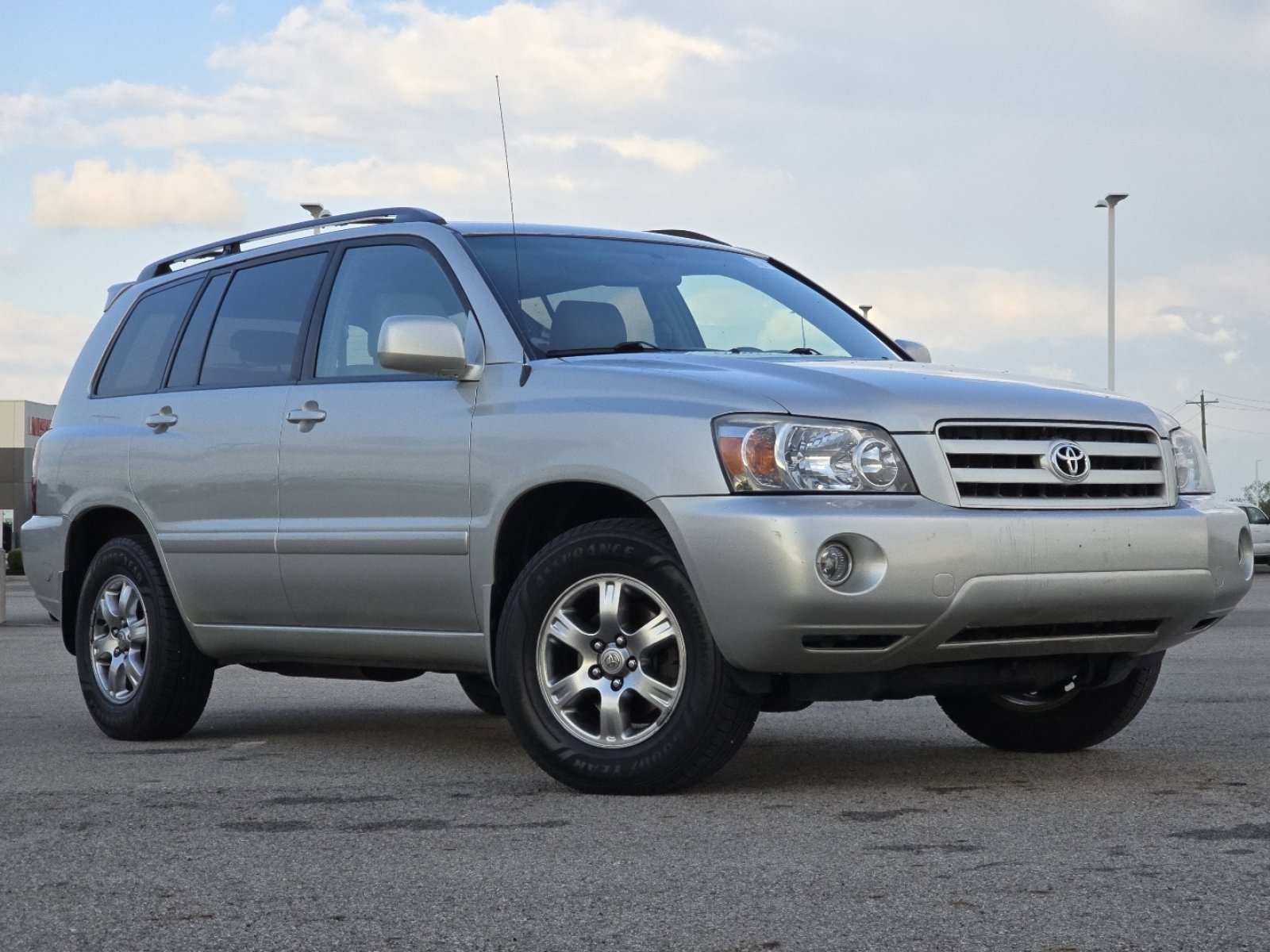 Used 2005 Toyota Highlander 2WD V6 w/ 3rd Row image 2