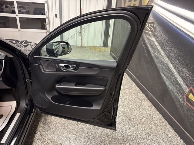 Used 2021 Volvo XC60 T5 Momentum w/ Protection Package Premier image 28