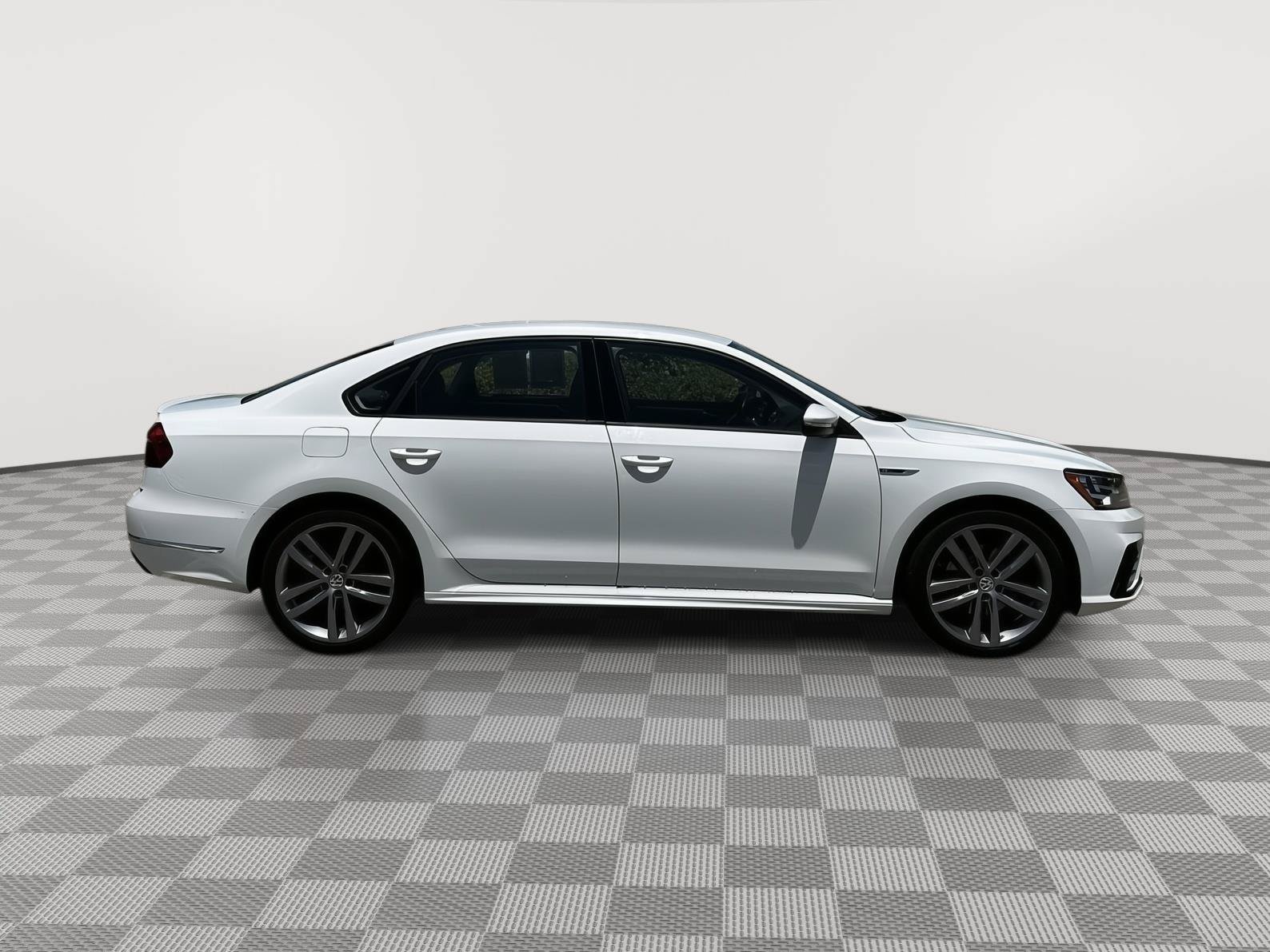 Used 2018 Volkswagen Passat 2.0T R-Line FWD image 7