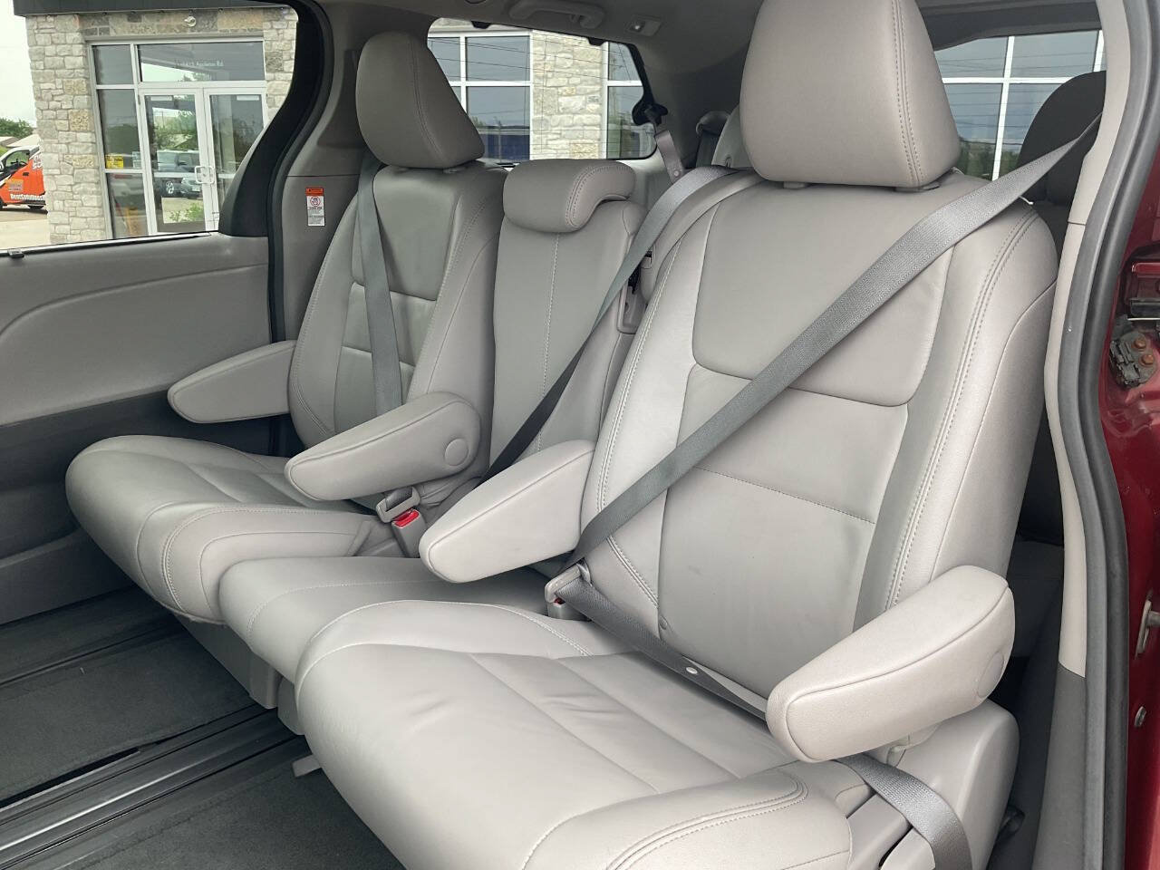 Used 2015 Toyota Sienna XLE FWD image 30