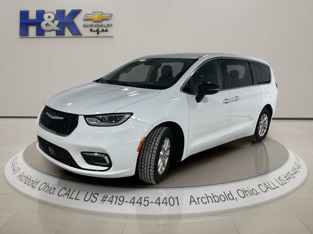 Used 2024 Chrysler Pacifica Touring-L FWD image 3