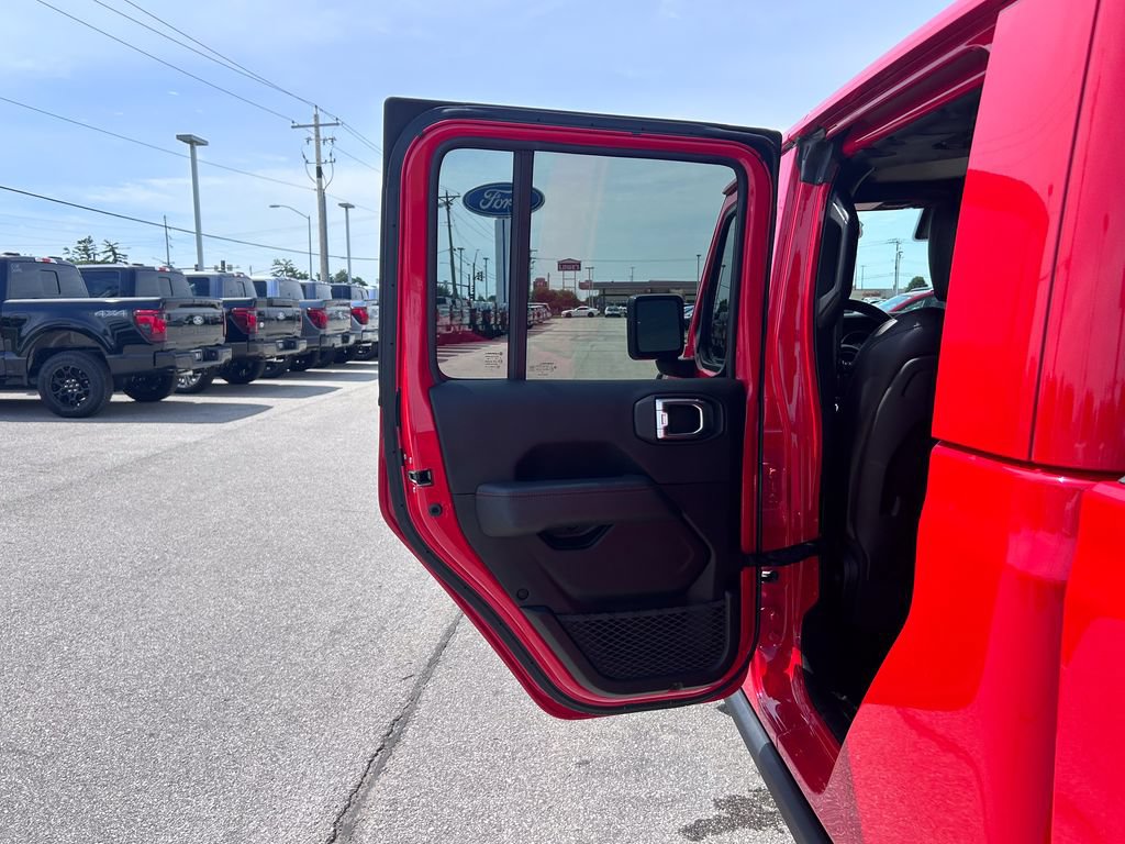 Used 2020 Jeep Gladiator Rubicon w/ Advanced Safety Group AWD/4WD image 16
