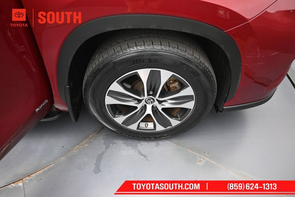 Used 2021 Toyota Highlander XLE AWD/4WD image 35