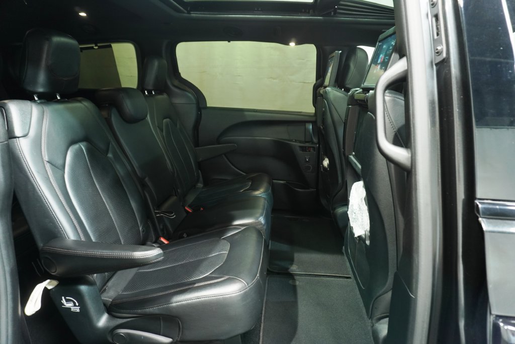 Used 2019 Chrysler Pacifica Touring-L FWD image 16