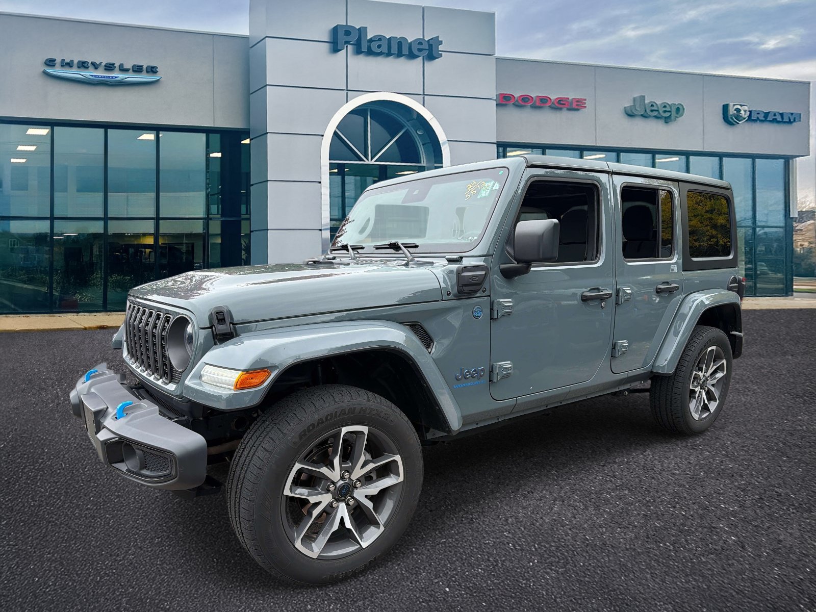 Used 2024 Jeep Wrangler Unlimited w/ Convenience Group AWD/4WD image 4