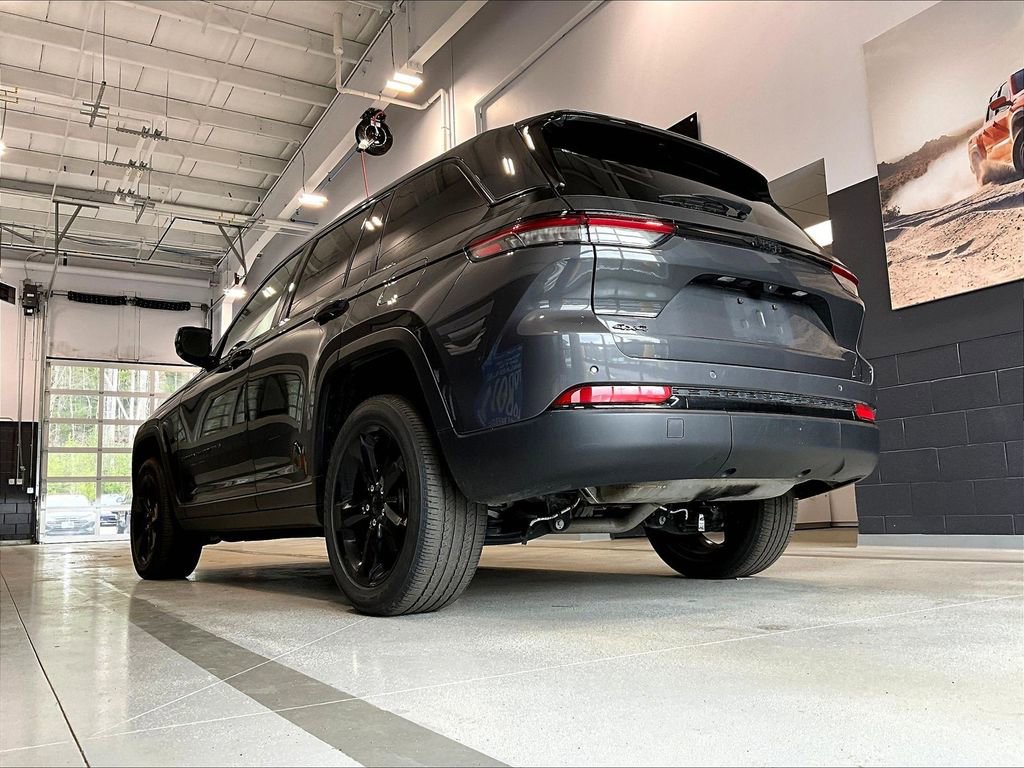Used 2023 Jeep Grand Cherokee Altitude image 5