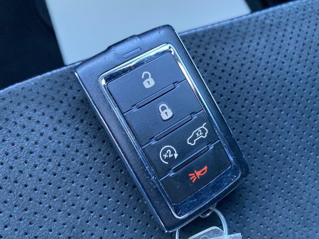 Used 2023 Jeep Grand Cherokee L Laredo image 32