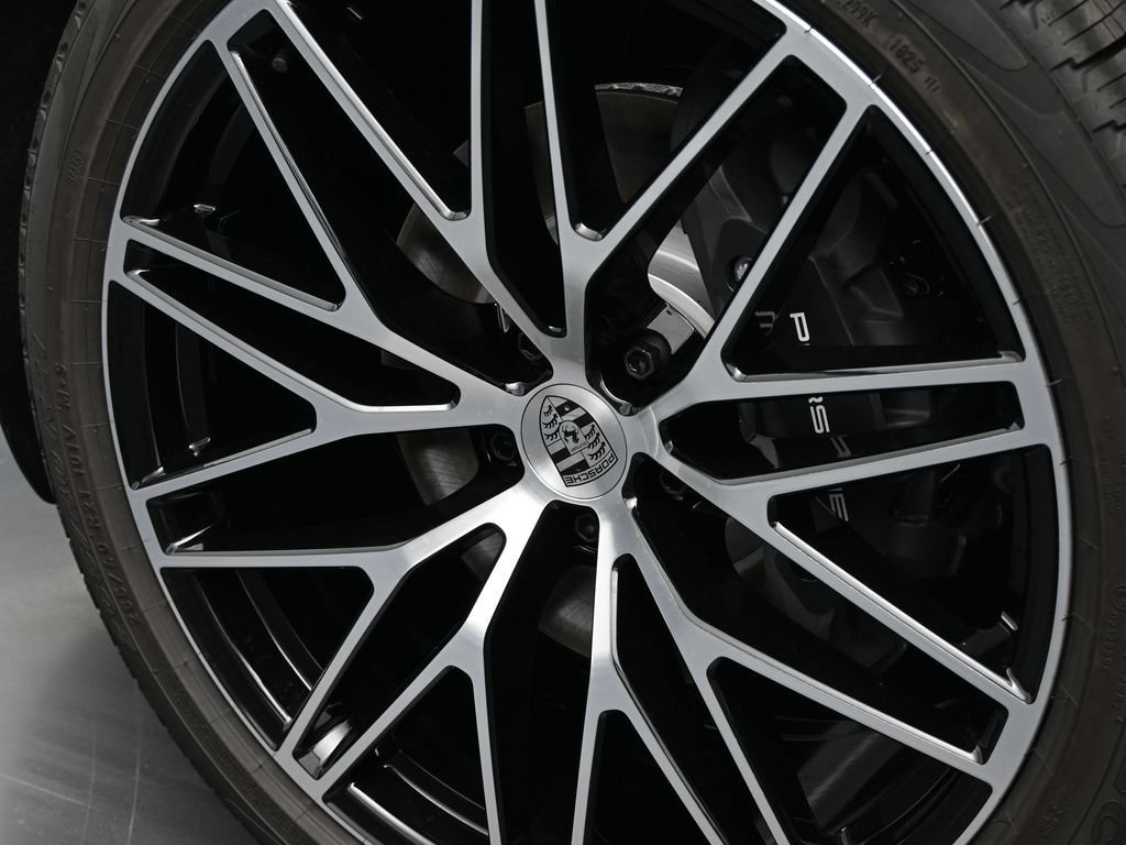 Certified 2026 Porsche Macan AWD/4WD image 7