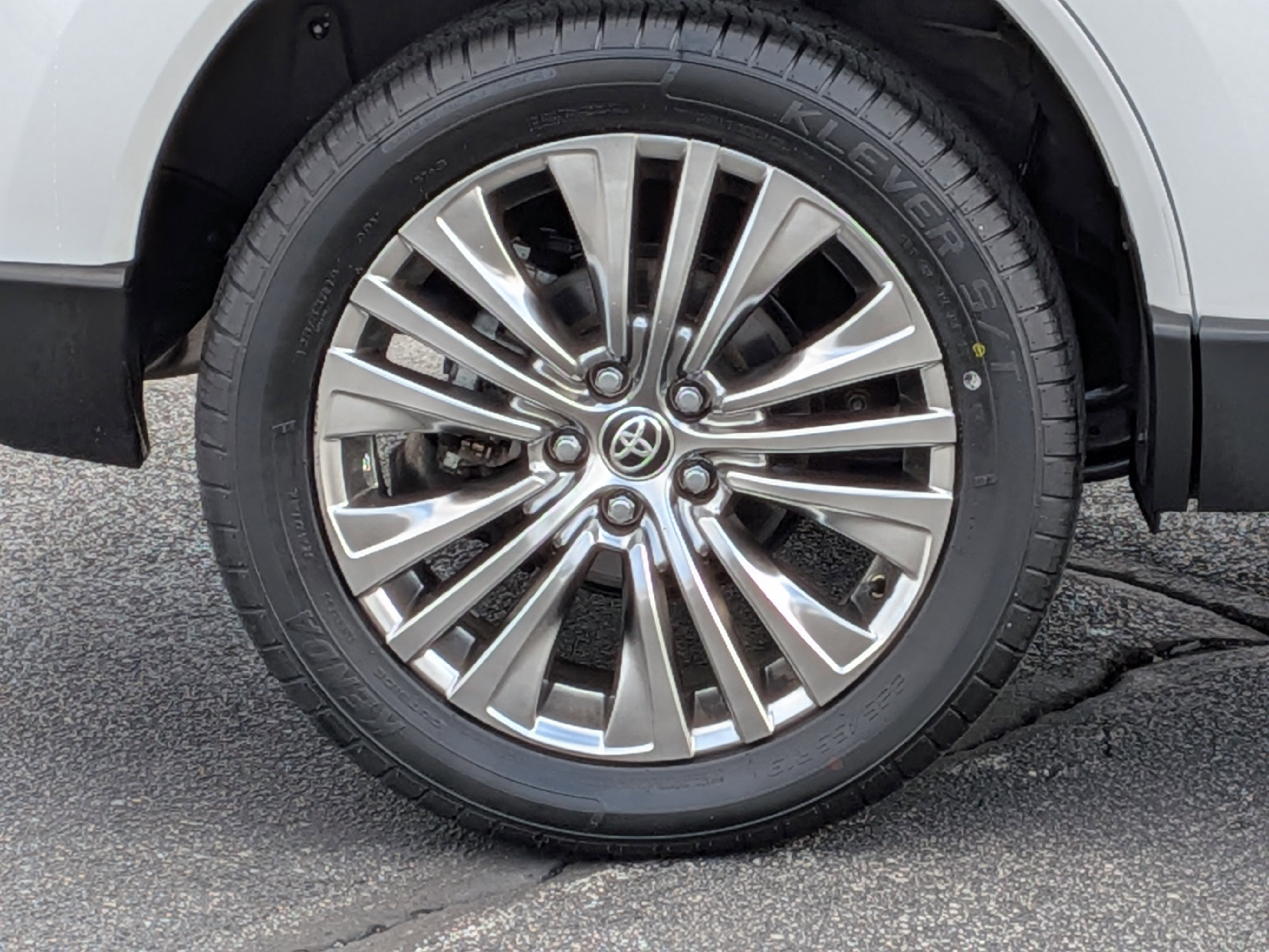 Used 2024 Toyota Venza XLE image 11