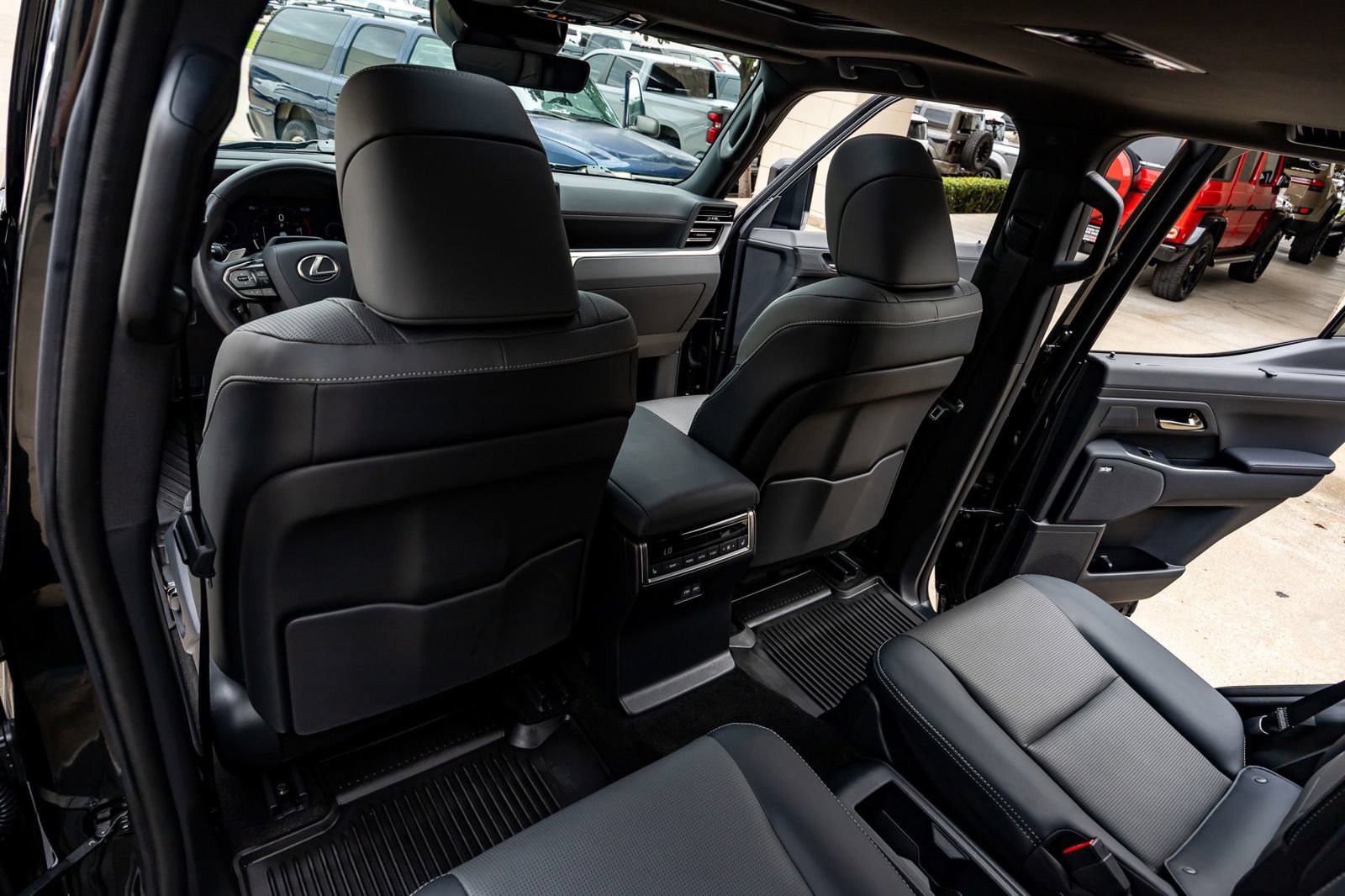 Used 2024 Lexus GX 550 w/ Accessory Package (31) AWD/4WD image 34