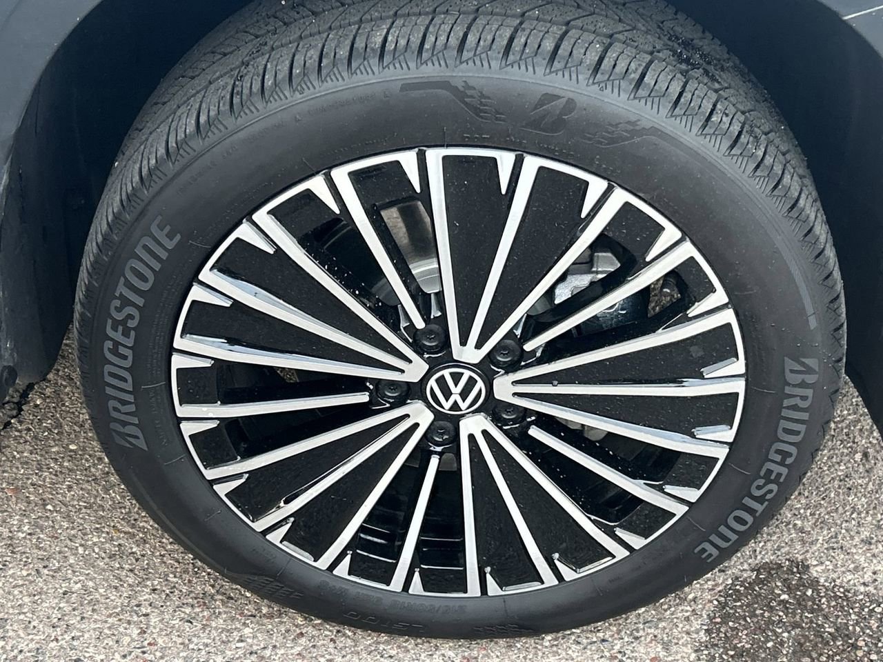 Certified 2025 Volkswagen Taos SE w/ Panoramic Sunroof Package FWD image 6