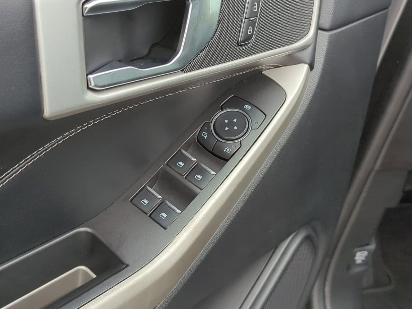 Used 2023 Ford Explorer XLT w/ Equipment Group 202A image 13