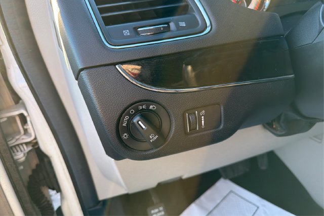 Used 2018 Dodge Grand Caravan SXT FWD image 16