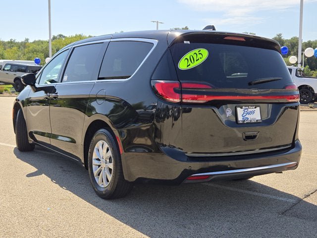 Used 2025 Chrysler Pacifica Select FWD image 12