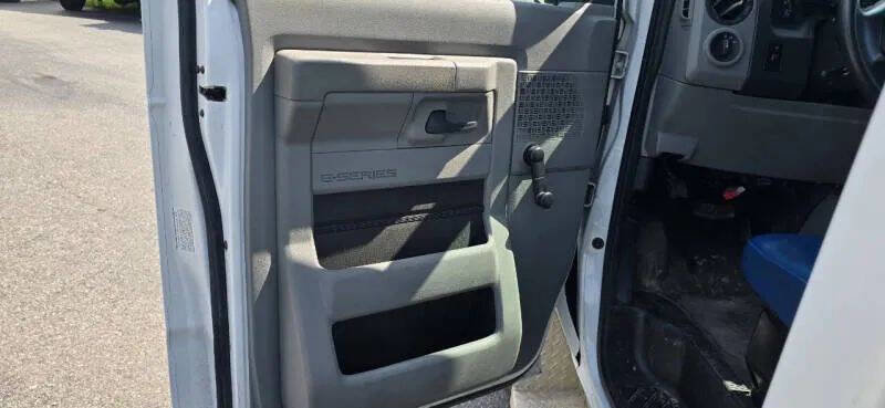 Used 2011 Ford E-450 and Econoline 450 Super Duty w/ Shuttle Bus Prep Pkg image 10