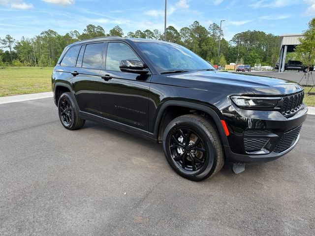 Used 2025 Jeep Grand Cherokee Altitude image 8