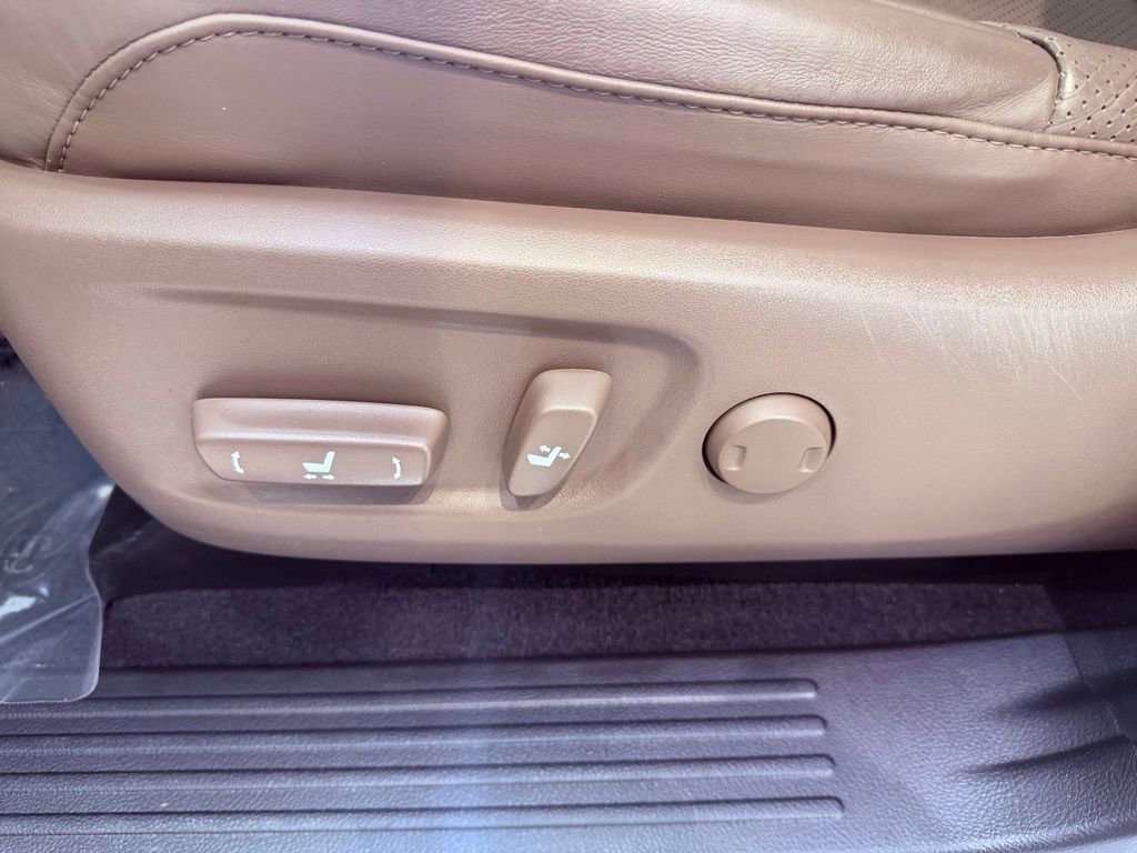 Used 2023 Lexus GX 460 Luxury w/ Accessory Package AWD/4WD image 20