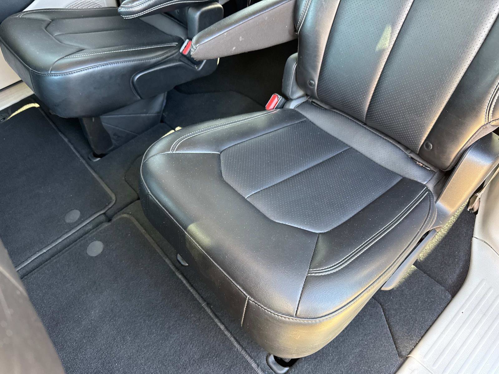 Used 2024 Chrysler Pacifica Touring-L image 11