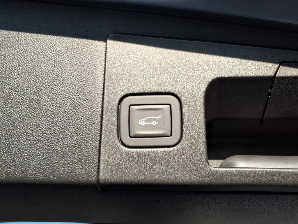 New 2025 Cadillac XT5 Luxury image 11