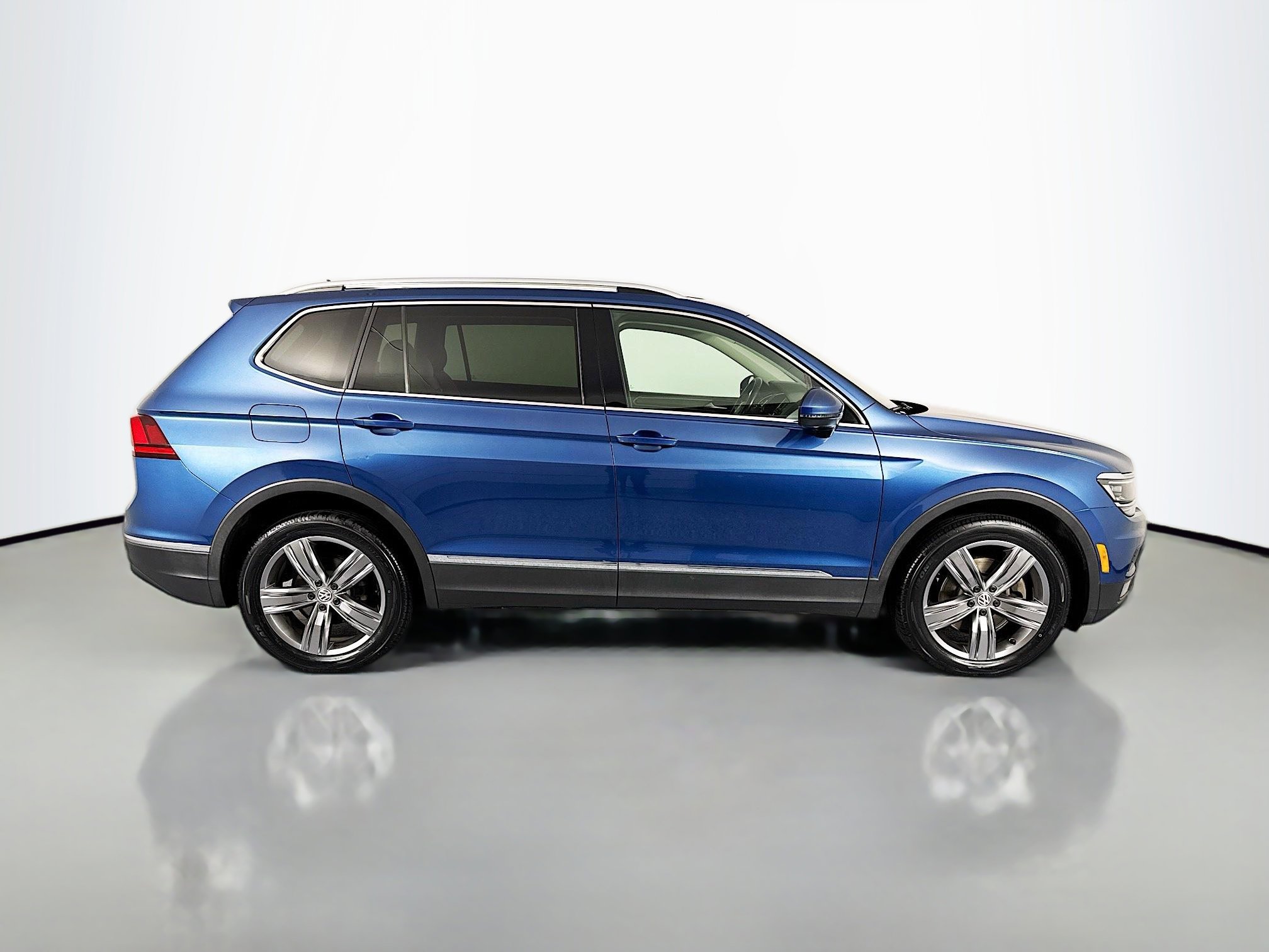 Used 2018 Volkswagen Tiguan SEL Premium w/ 3rd Row Seat Package AWD/4WD image 4