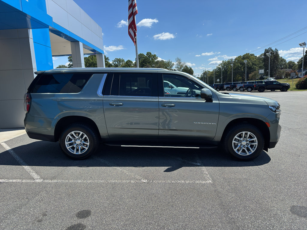 Used 2023 Chevrolet Suburban LT image 3