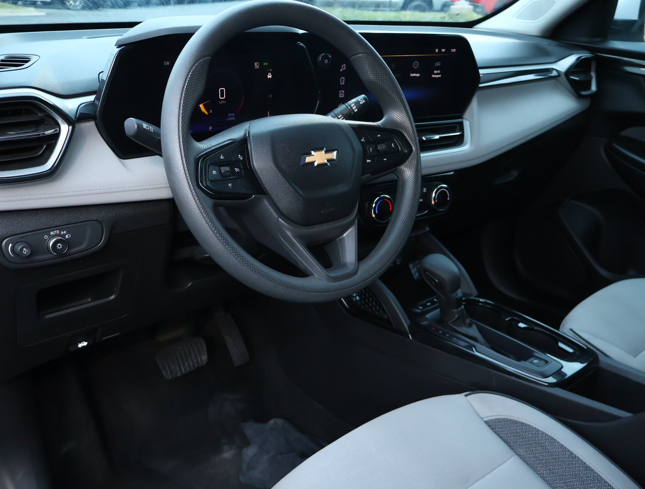 Used 2025 Chevrolet TrailBlazer LT FWD image 3