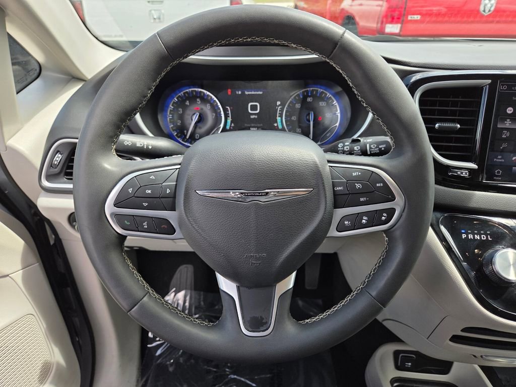 Used 2024 Chrysler Pacifica Touring-L FWD image 28