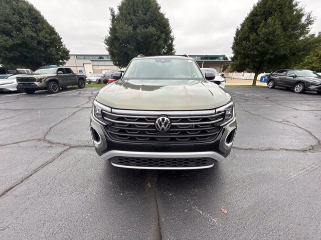 Used 2024 Volkswagen Atlas Peak Edition SEL AWD/4WD image 2