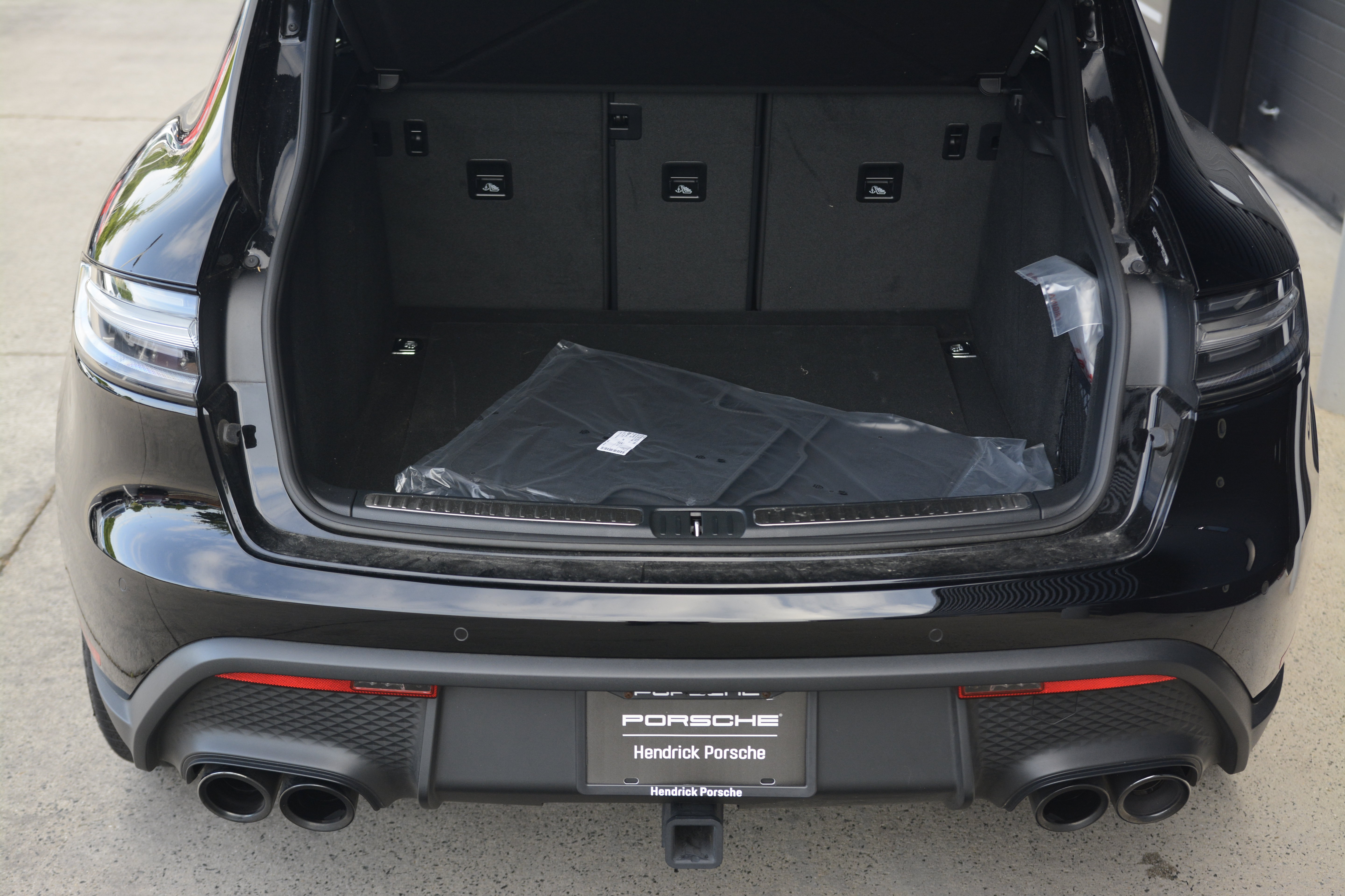 Certified 2026 Porsche Macan Turbo AWD/4WD image 38
