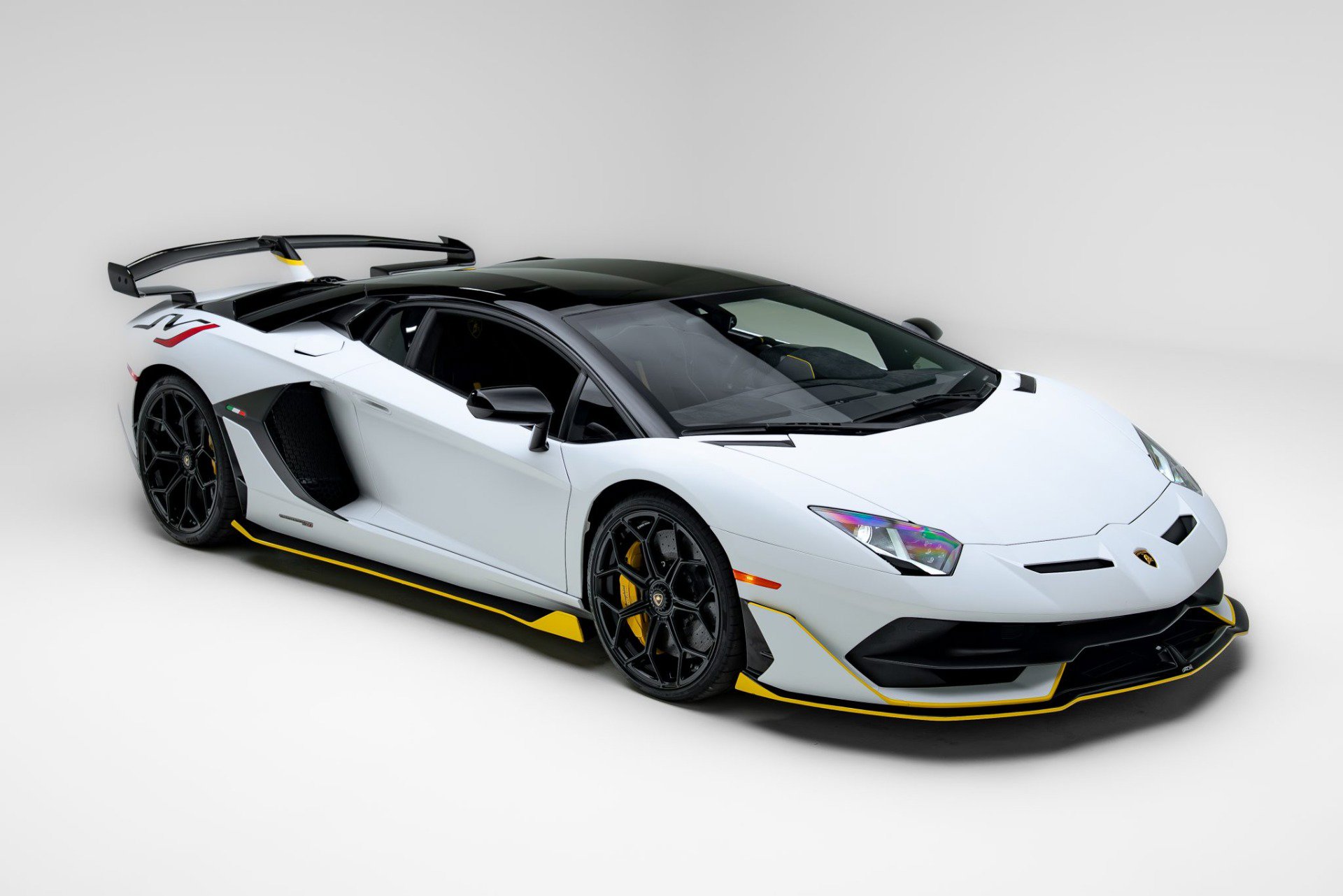 Used 2021 Lamborghini Aventador SVJ AWD/4WD image 3