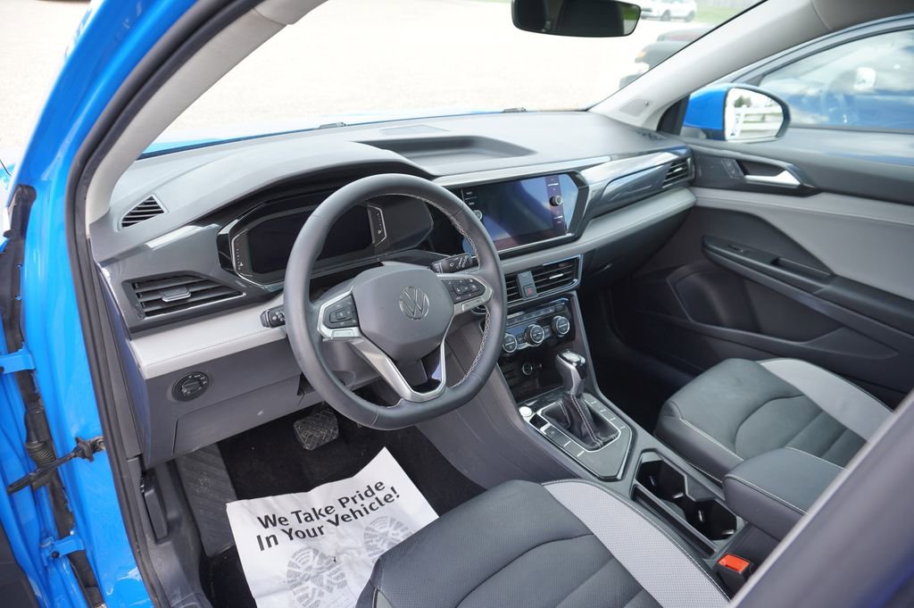 Used 2022 Volkswagen Taos SEL w/ Panoramic Sunroof Package image 3