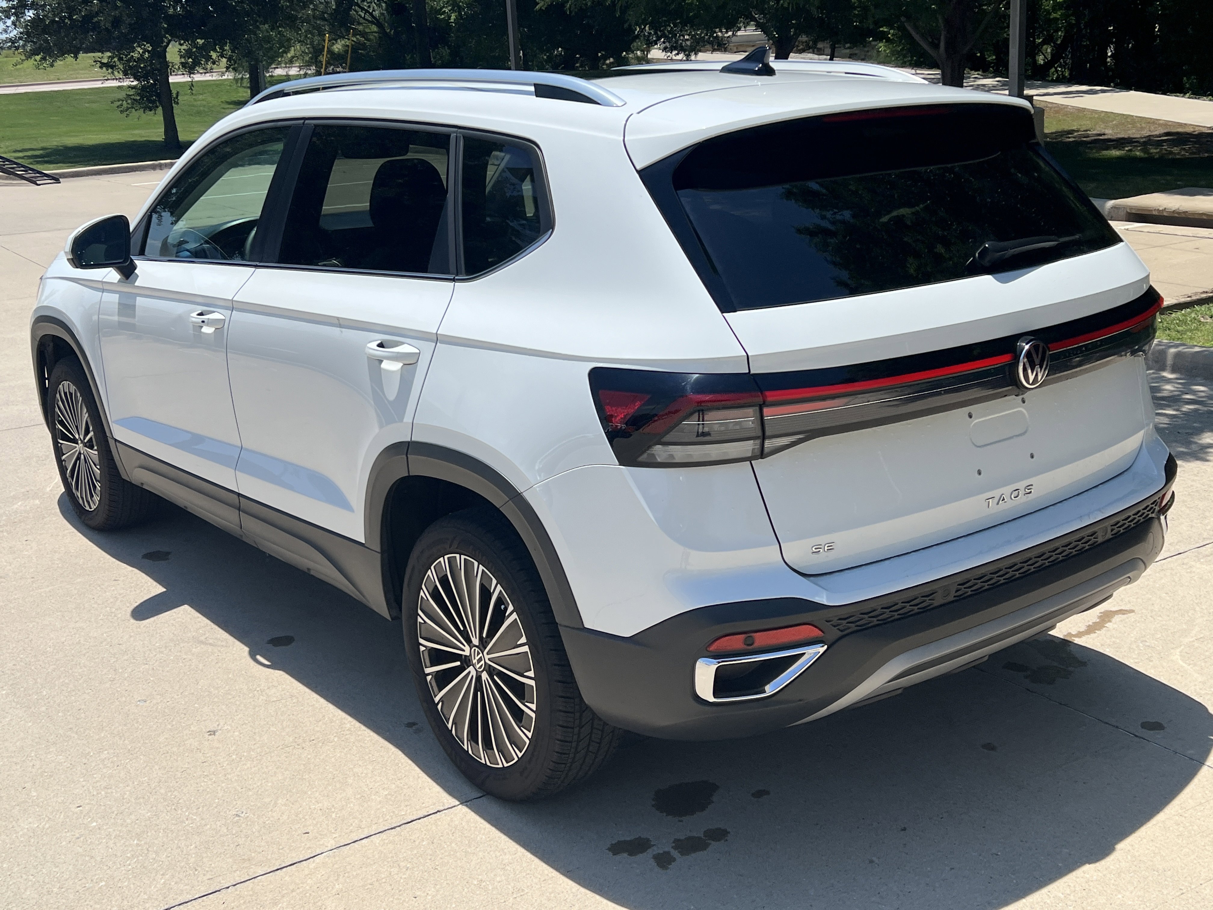 Used 2025 Volkswagen Taos SE w/ Panoramic Sunroof Package FWD image 8