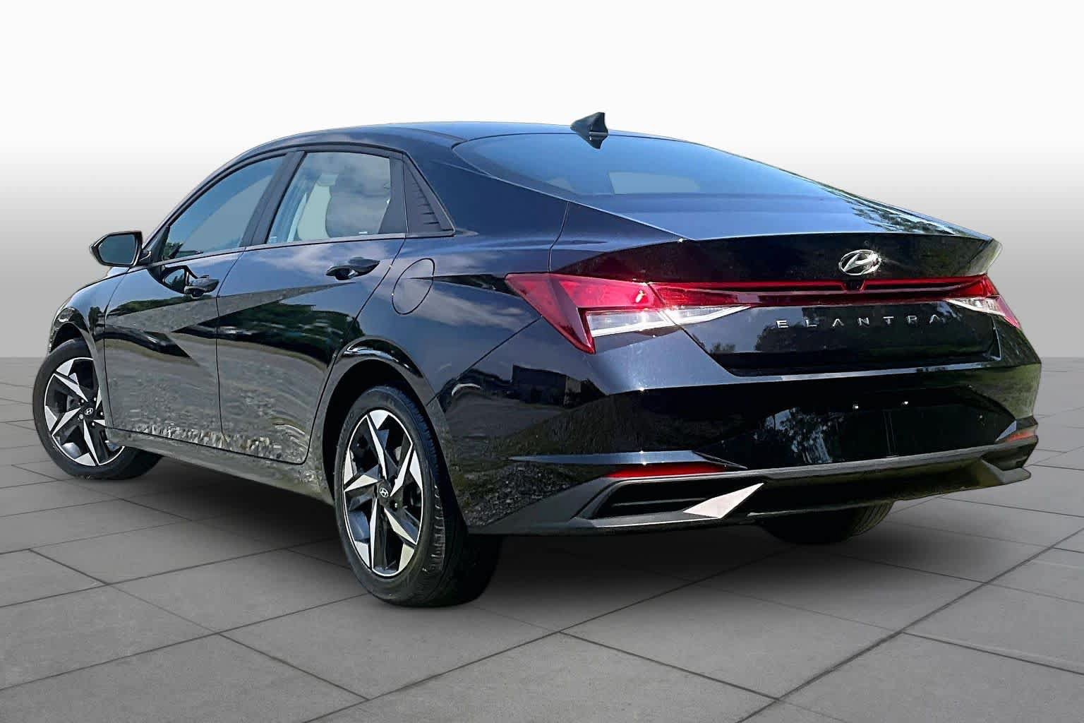 Used 2023 Hyundai Elantra SEL w/ Convenience Package FWD image 12